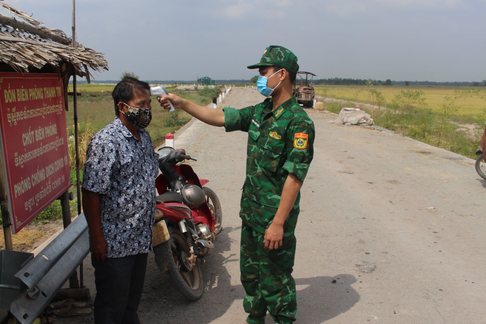 Cán bộ, chiến sĩ Trạm Kiểm soát biên phòng Giăng Giơ (Đồn Biên phòng Thạnh Trị) kiểm tra thân nhiệt người xuất, nhập cảnh qua đường mòn, lối mở