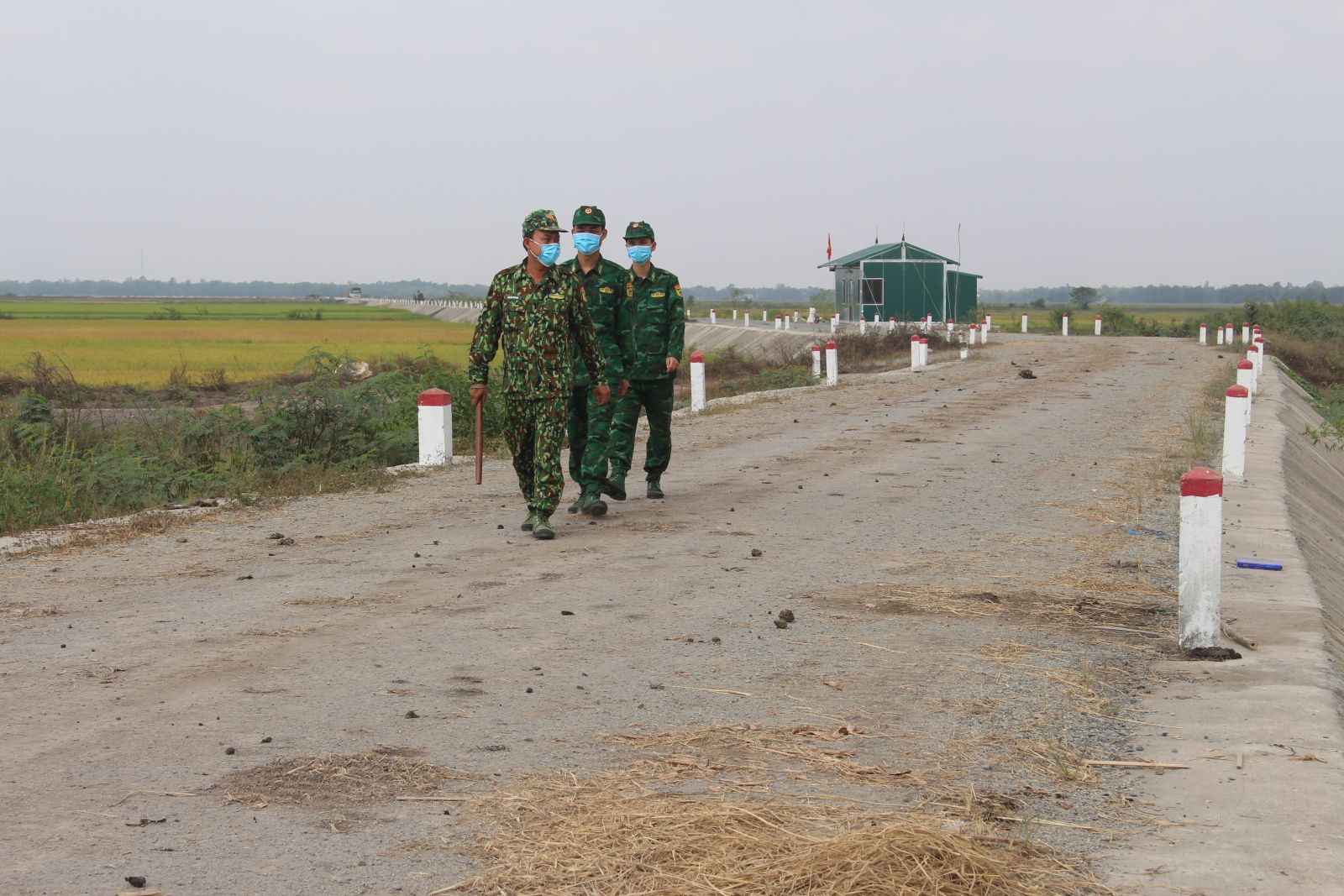 Cán bộ, chiến sĩ Đồn Biên phòng Thạnh Trị tuần tra đường biên, cột mốc, góp phần giữ gìn an ninh biên giới, quốc gia