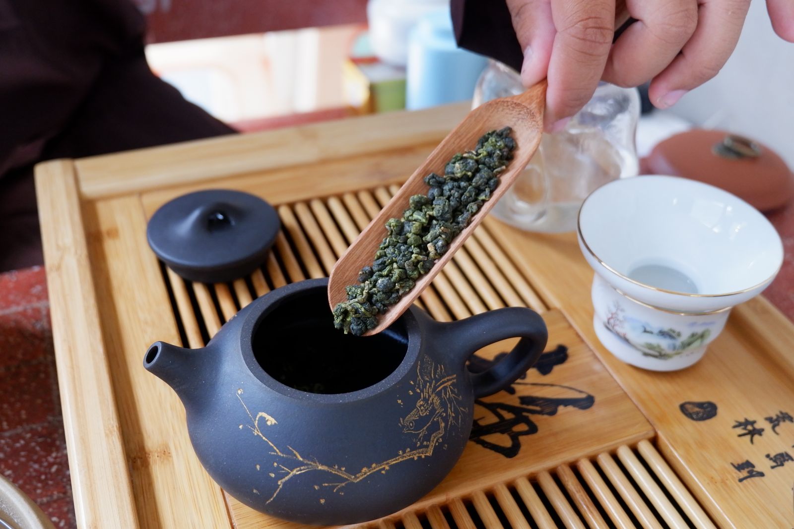 Tách trà có đạt được hương vị chuẩn còn phụ thuộc vào kỹ thuật và bộ ấm chén
