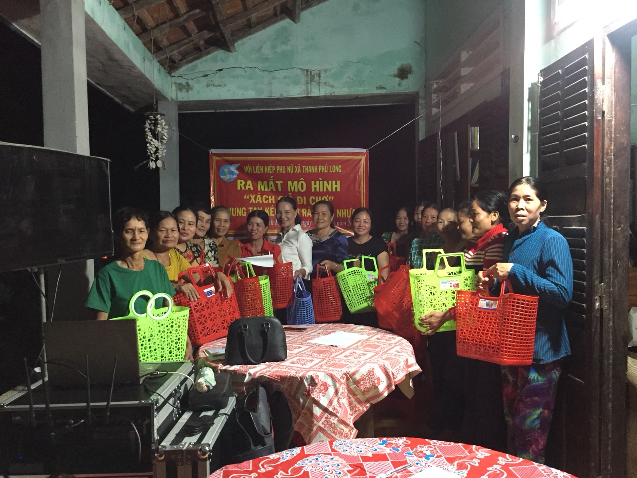 Hội Liên hiệp Phụ nữ Việt Nam xã Thanh Phú Long ra mắt mô hình Xách giỏ đi chợ và Chi hội 5 không - 3 sạch, góp phần bảo vệ môi trường (Ảnh: Hội cung cấp)