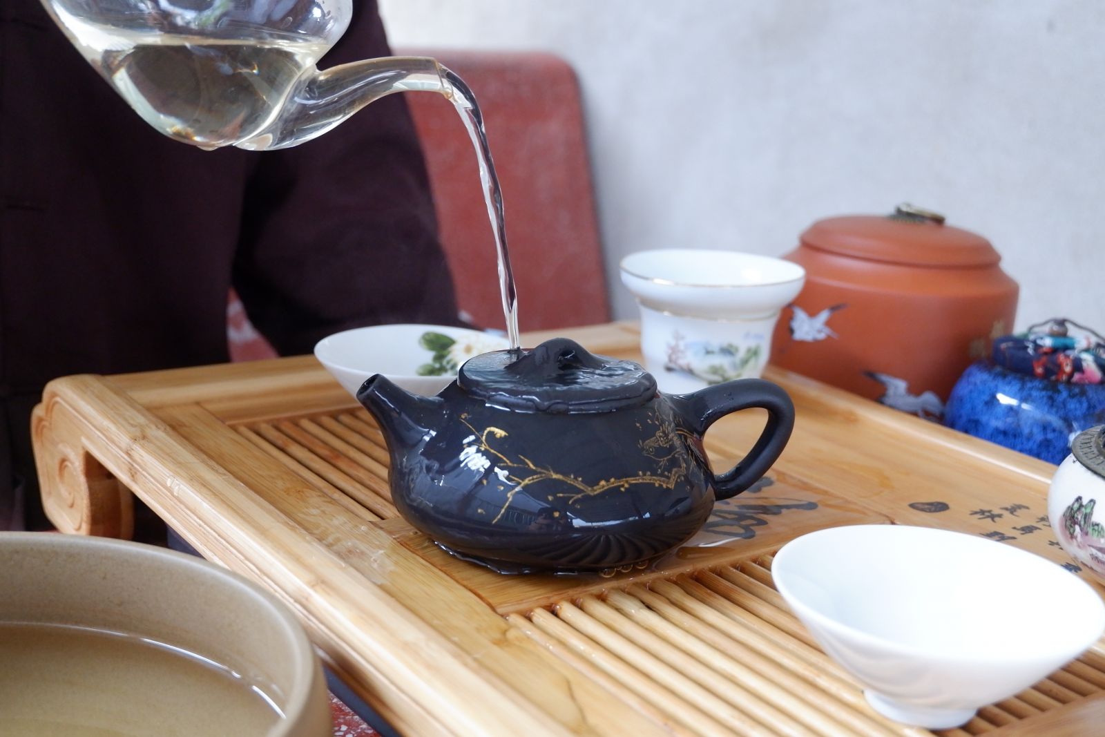 Tách trà có đạt được hương vị chuẩn còn phụ thuộc vào kỹ thuật và bộ ấm chén