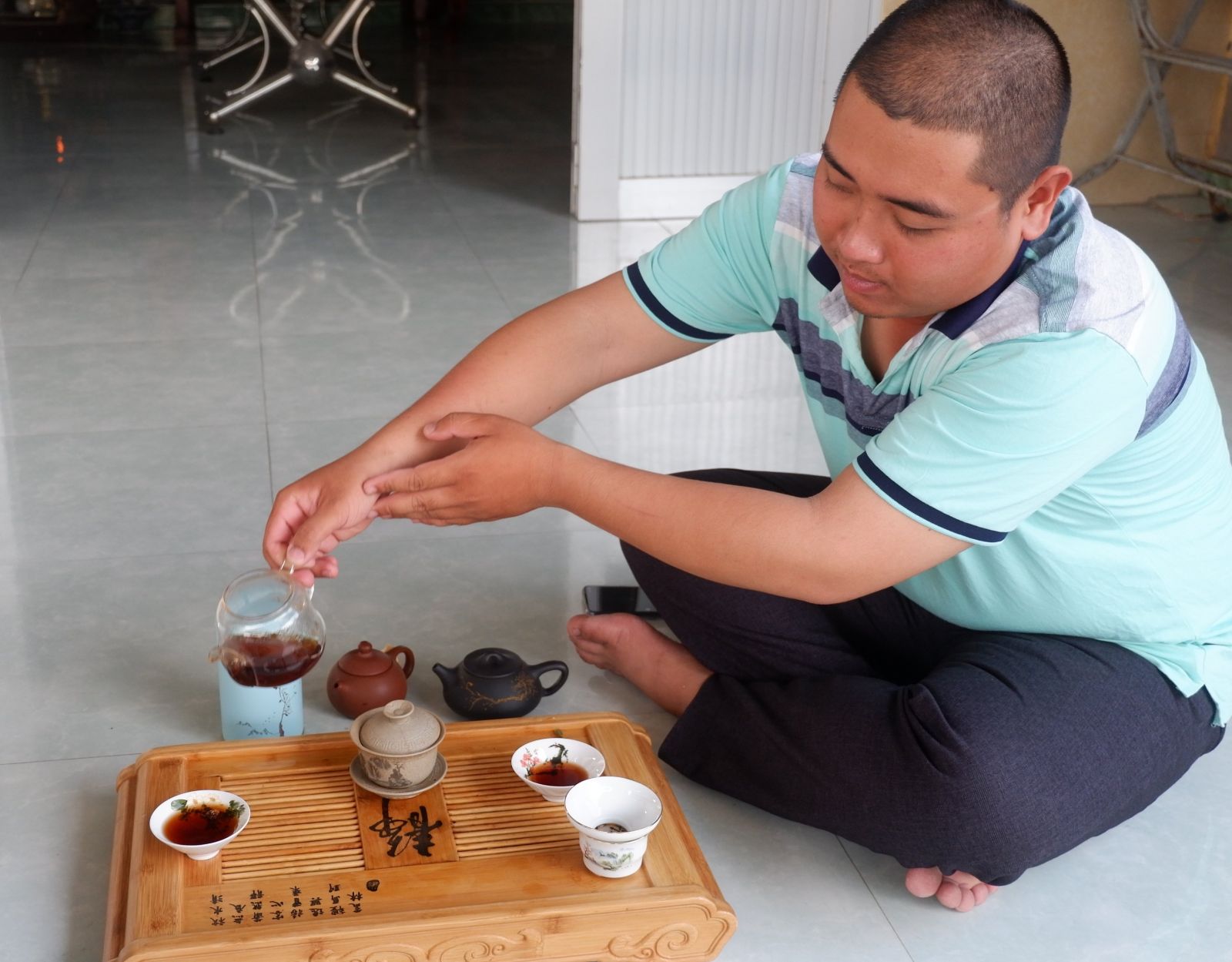Dù còn trẻ nhưng anh Phùng Trí Minh khá am hiểu về trà