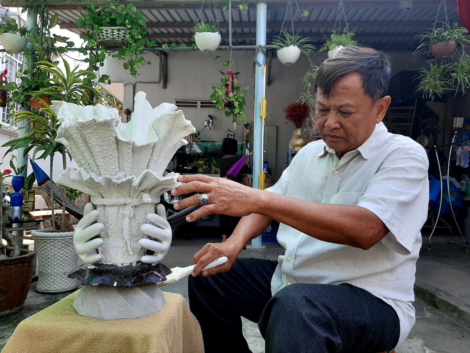 Với ông Đào Hồng Phước, niềm vui là khi biến những vật tưởng chừng bỏ đi thành vật dụng hữu ích, có thể sử dụng lâu dài