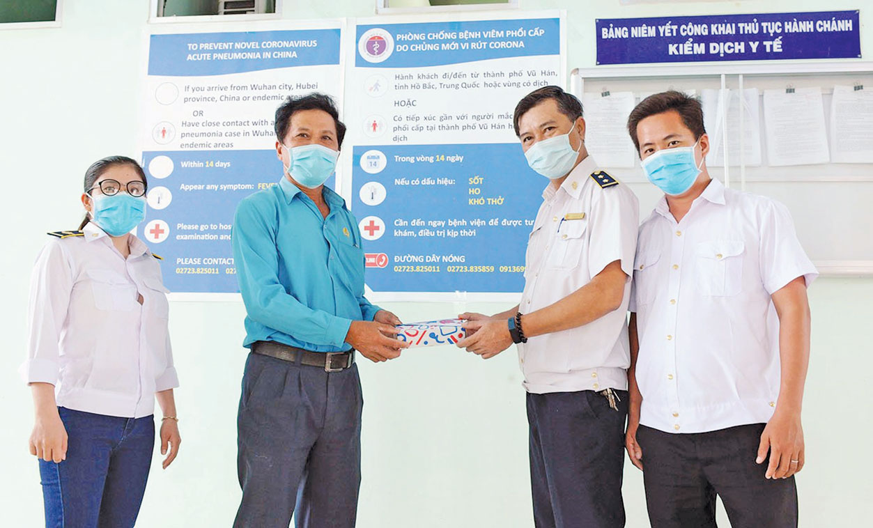 Anh Nguyễn Nhựt Linh (thứ 2, phải qua)  đại diện Khoa Kiểm dịch y tế nhận quà của Công đoàn ngành Y tế để động viên cán bộ, y, bác sĩ hoàn thành tốt nhiệm vụ được giao