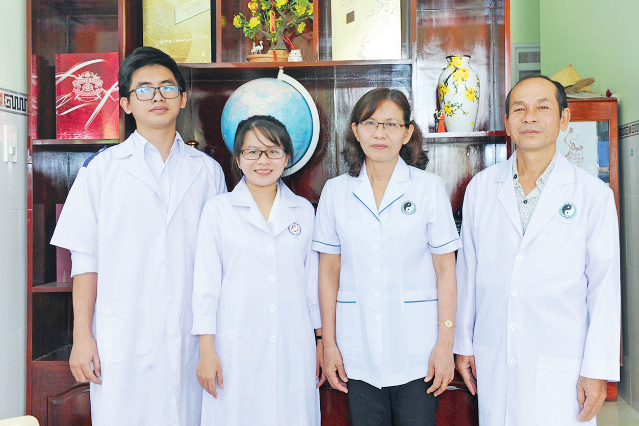 Gia đình hạnh phúc của bác sĩ Nguyễn Thanh Sang - y sĩ Trần Thị Mỹ Phượng