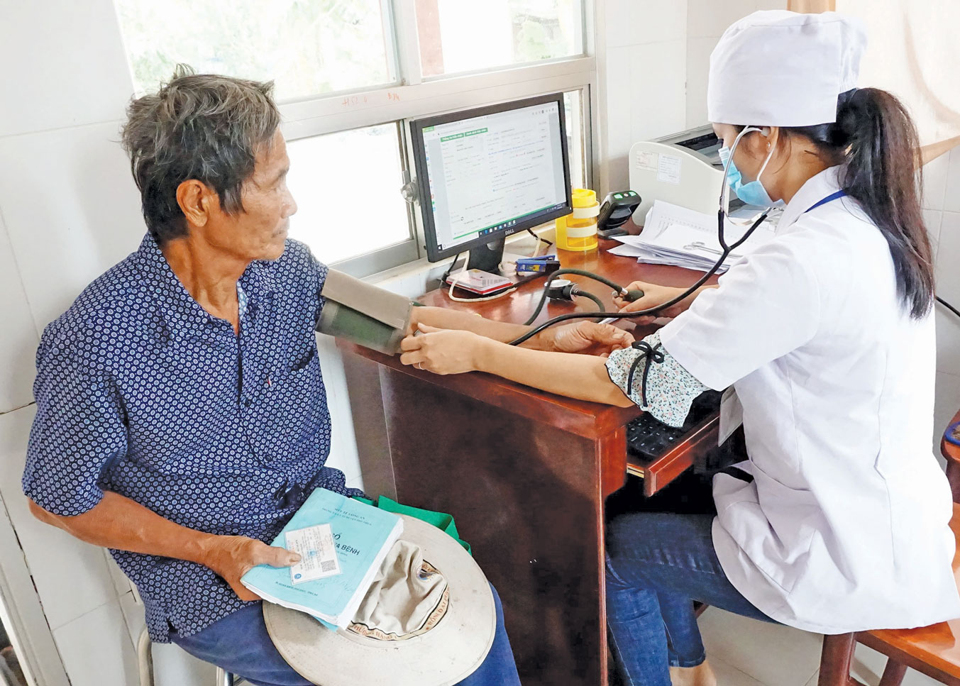 Mạng lưới y tế cơ sở - “người gác cổng” đáng tin cậy Người dân đến khám bệnh tại Trạm Y tế xã Long Thạnh