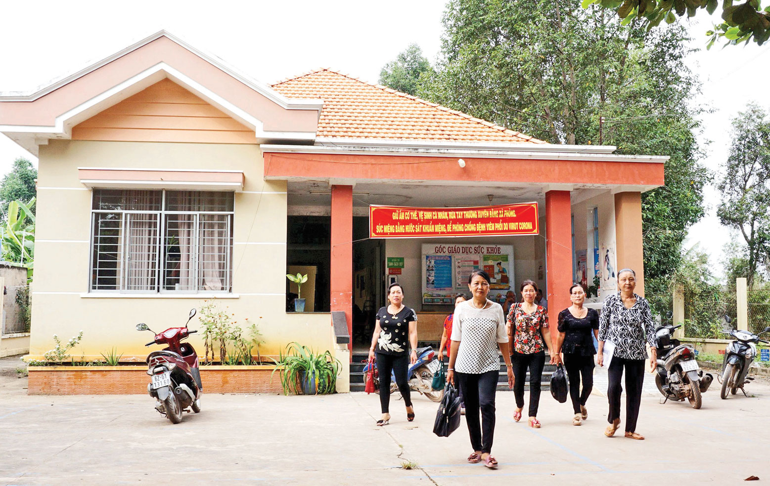 Mạng lưới y tế cơ sở - “người gác cổng” đáng tin cậy Người dân xã Long Thạnh thường chọn đến Trạm Y tế xã khám, điều trị khi mắc các bệnh thông thường