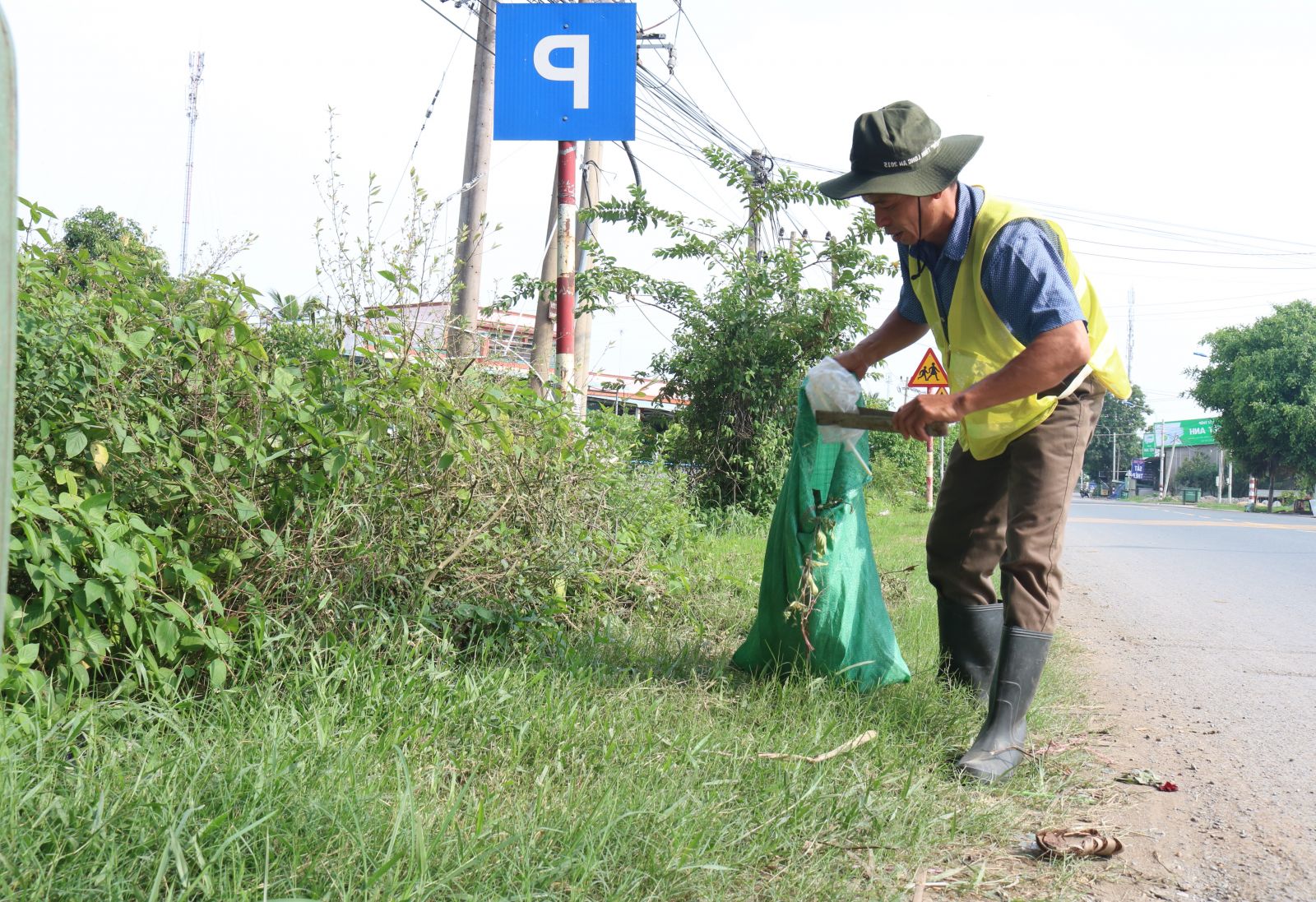 Người dân xã Thanh Phú, huyện Bến Lức tham gia cùng địa phương trong việc bảo vệ môi trường