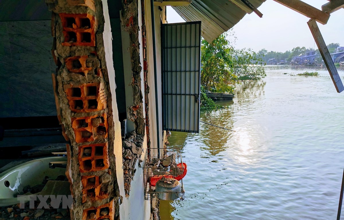 Cần Thơ: Hai vụ sạt lở liên tiếp khiến 17 căn nhà bị sụp một phần Hiện trường vụ sạt lở trên sông Trà Nóc ngày 25/2. (Ảnh: Thanh Liêm/TTXVN)