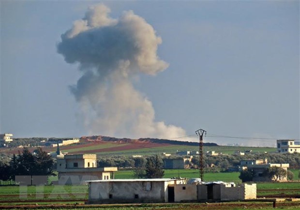 Khói bốc lên sau một cuộc không kích tại tỉnh Idlib, Syria. (Ảnh: AFP/TTXVN)