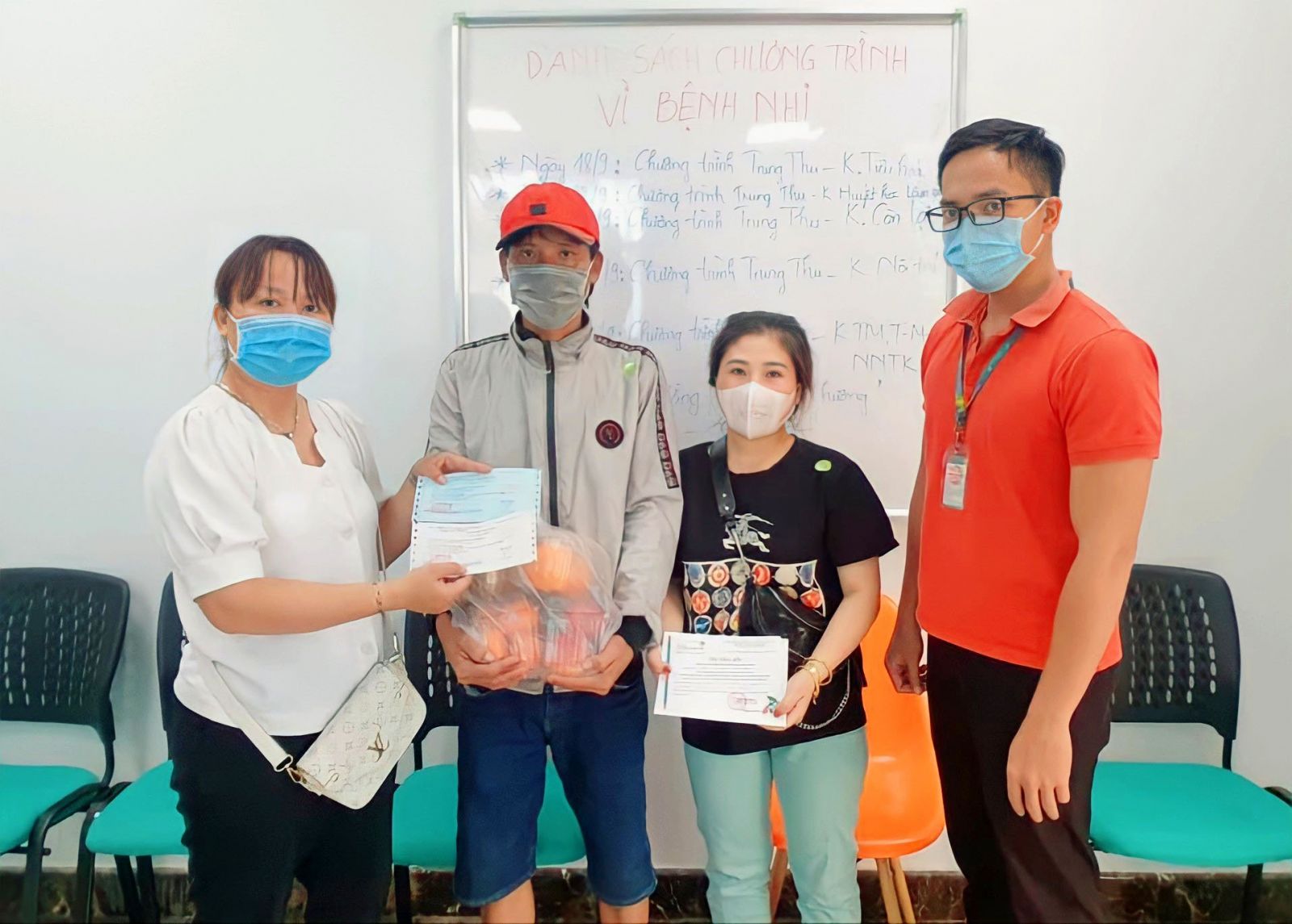 Tấm lòng thiện nguyện của cô nàng 8X Chị Yến (bìa trái) đến thăm, giúp đỡ kinh phí cho gia đình em Nguyễn Thành Tài bị bệnh ung thư máu tại Bệnh viện Nhi Đồng, TP.HCM