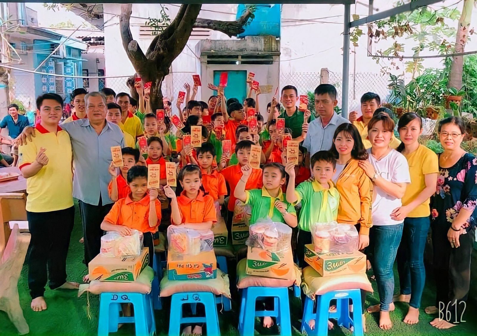 Tấm lòng thiện nguyện của cô nàng 8X Người làm thiện nguyện không hẳn là người giàu về vật chất nhưng chắc chắn họ là người “giàu” tình cảm và chị Yến (hàng 1, thứ 3, từ phải qua) là một minh chứng