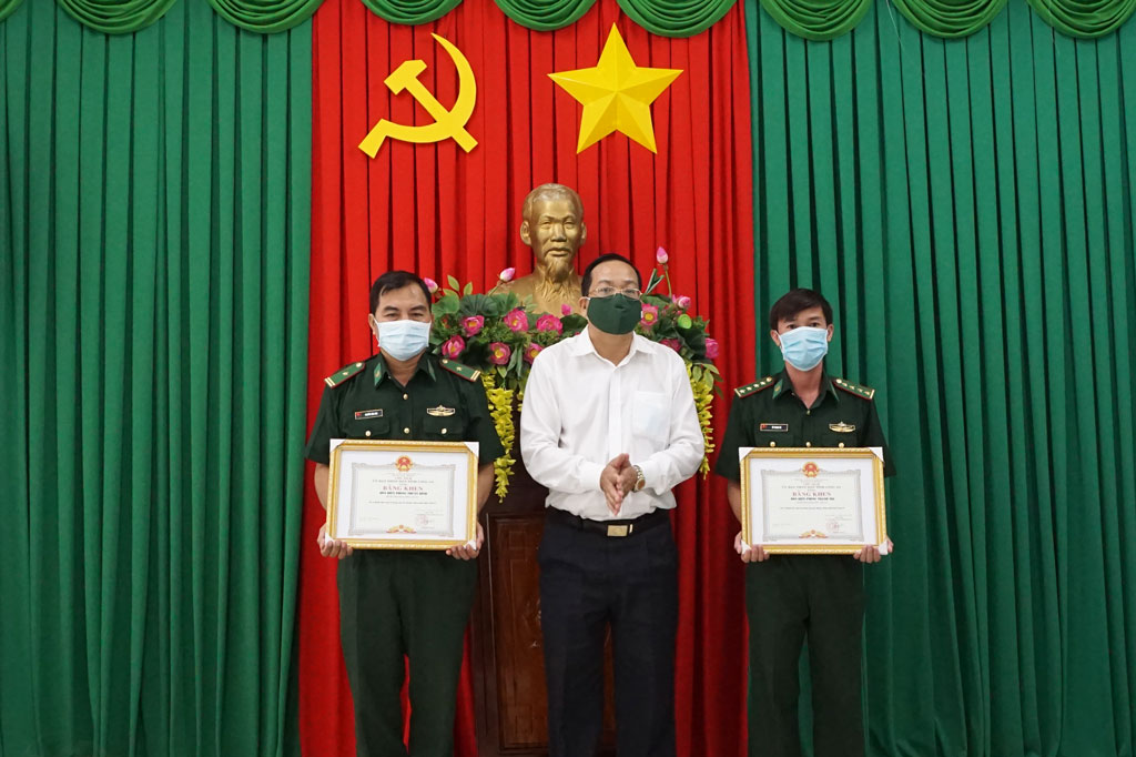 Agencies that greatly triumphed in the task of COVID-19 prevention and control receive certification from the Chairman of the provincial People's Committee