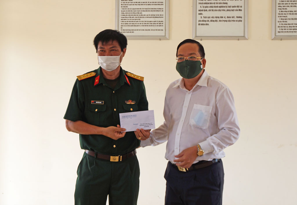 Deputy Chairman of Long An People's Committee - Nguyen Minh Lam awards presents to the on-duty force at the concentrated quarantine site of Infantry Company of Moc Hoa district 