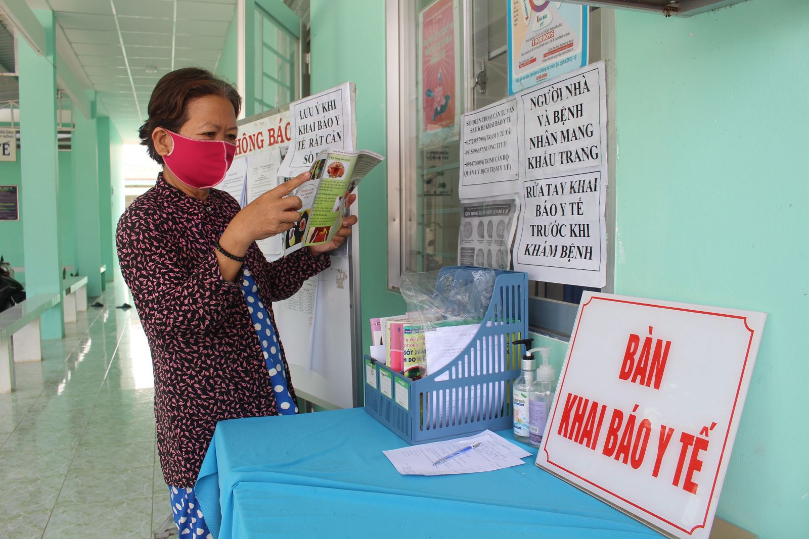 Người dân xã Thủy Đông được trang bị các kiến thức để bảo vệ sức khỏe thông qua các tờ bướm tuyên truyền