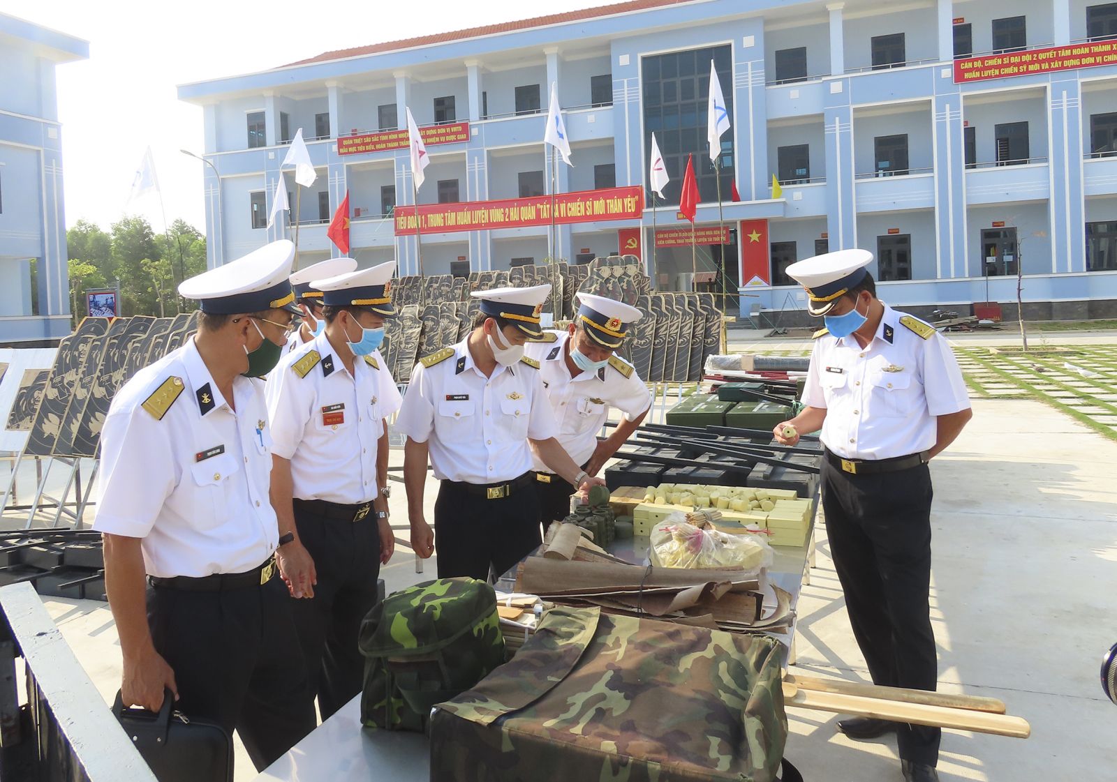 Thủ trưởng Trung tâm Huấn luyện kiểm tra công tác chuẩn bị mô hình, học cụ của đơn vị