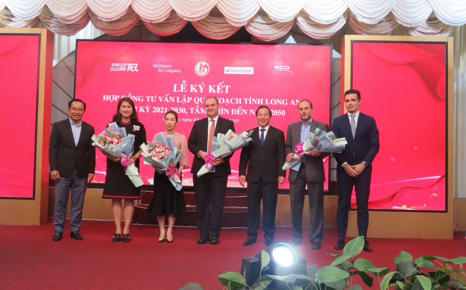 Secretary of the Provincial Party Committee, Chairman of the Provincial People's Council - Nguyen Van Duoc (L); Deputy Secretary of the Provincial Party Committee, Chairman of the Provincial People's Committee - Nguyen Van Ut (3rd, R) present flowers to the consultant unit and the sponsor