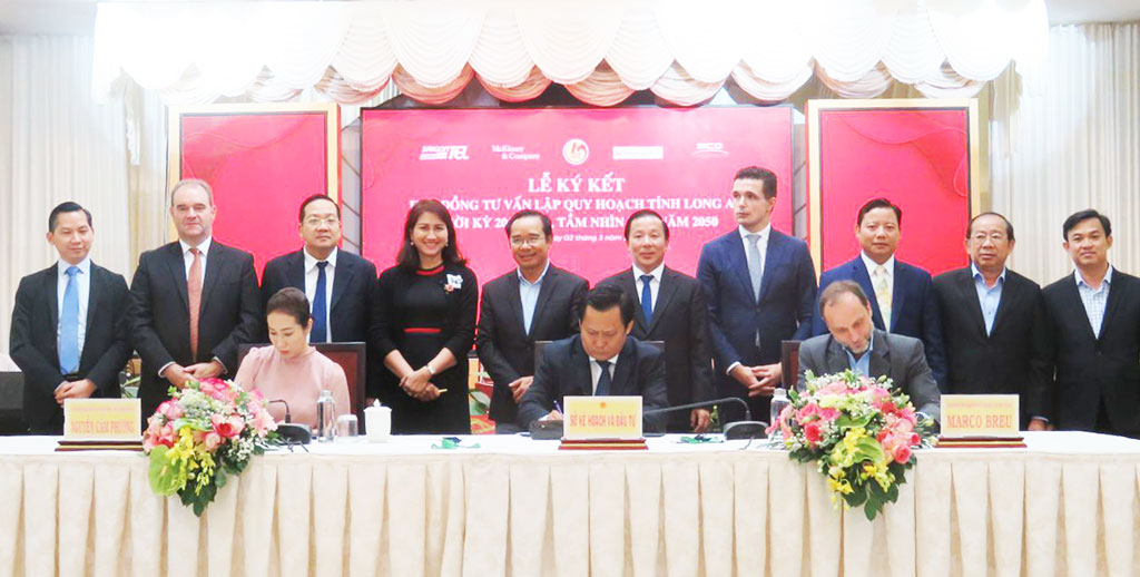 Long An signed consultancy contract to plan province for period 2021-2030 with its vision to 2050 Representatives of provincial leaders, consulting units and sponsors at the signing ceremony
