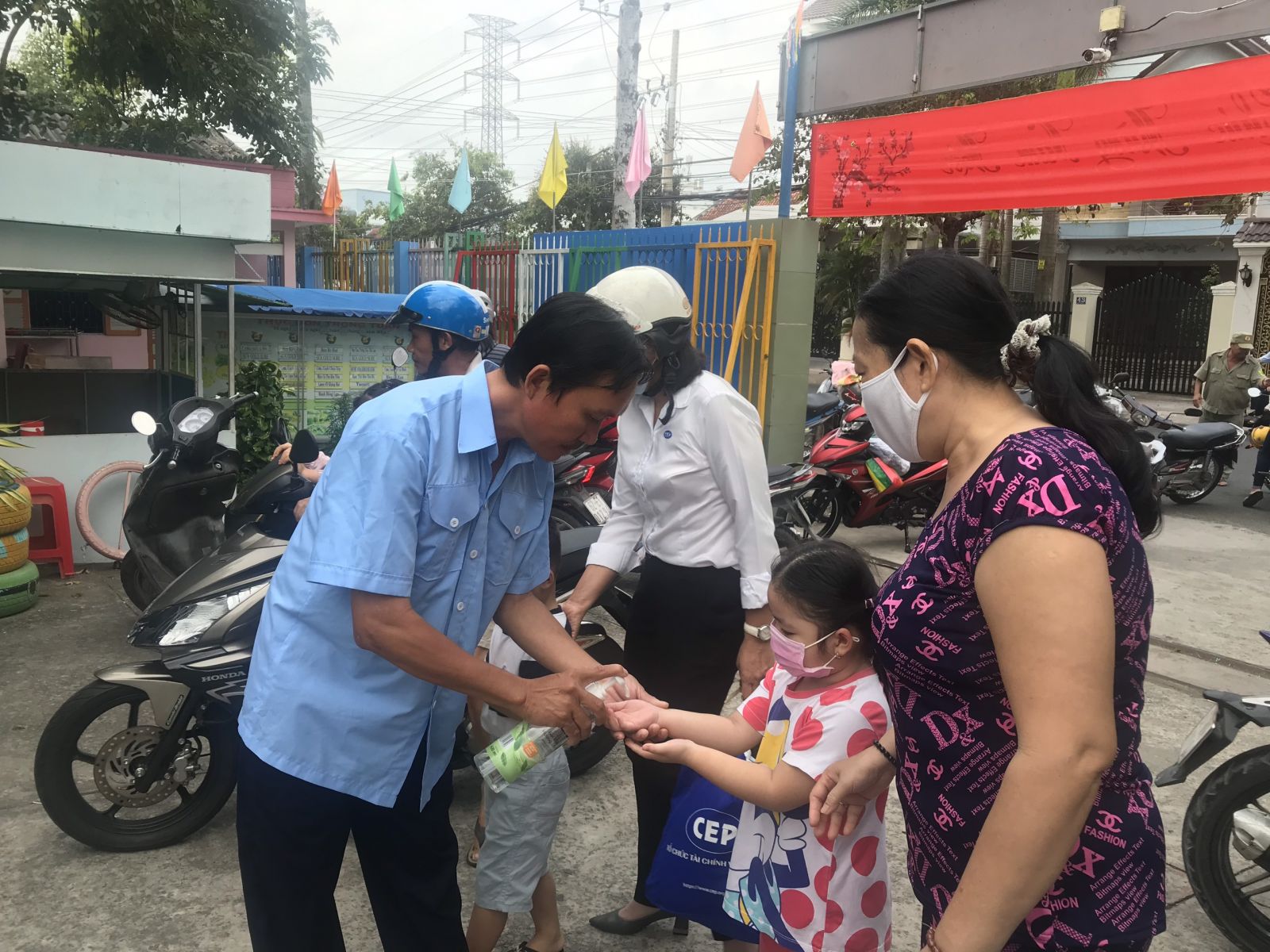 Học sinh học trong mùa dịch Trẻ được đo thân nhiệt, rửa tay sát khuẩn khi đến trường