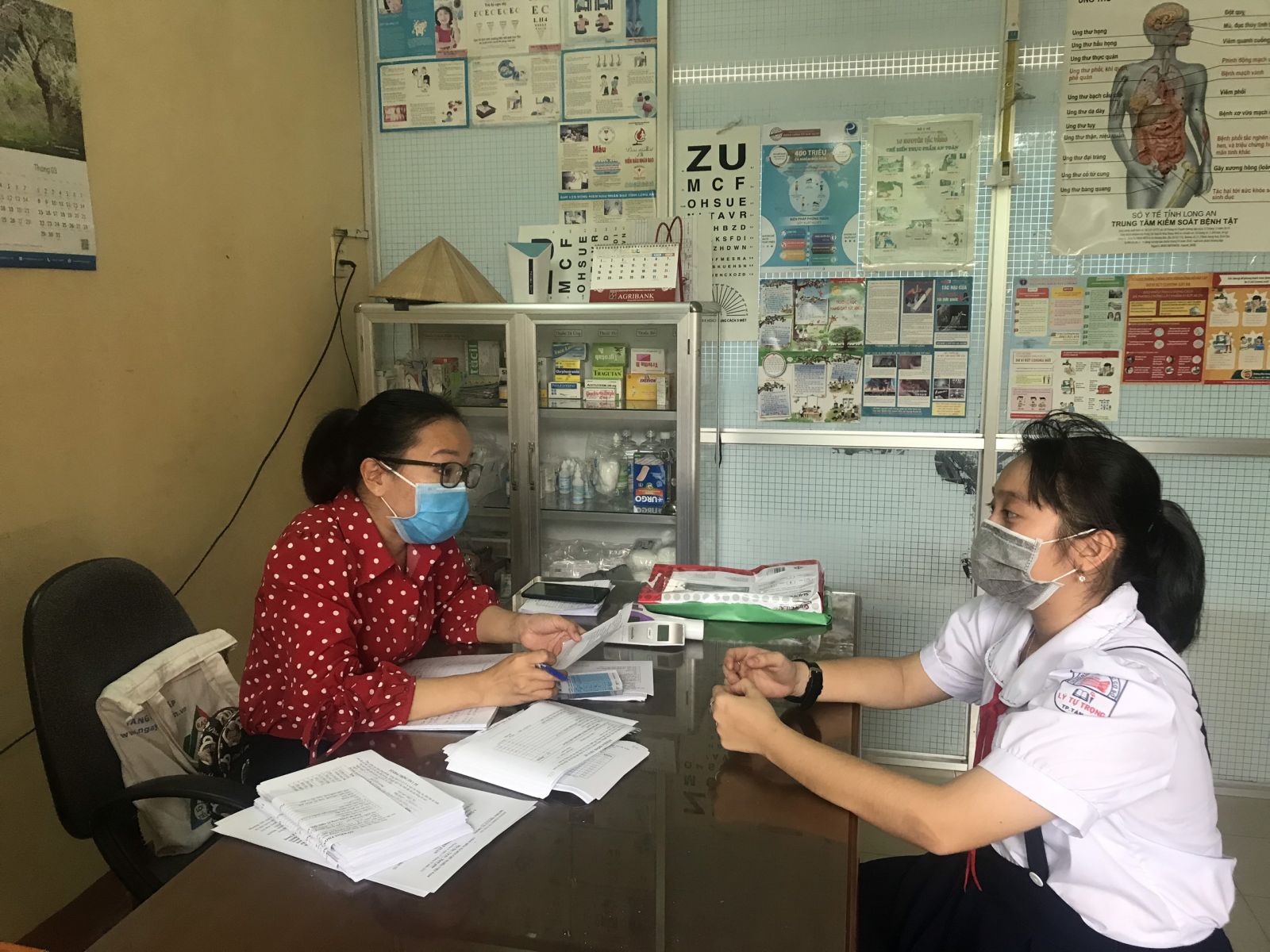 Học sinh học trong mùa dịch Học sinh có biểu hiện cảm, ho được khai báo y tế riêng tại Phòng y tế của trường