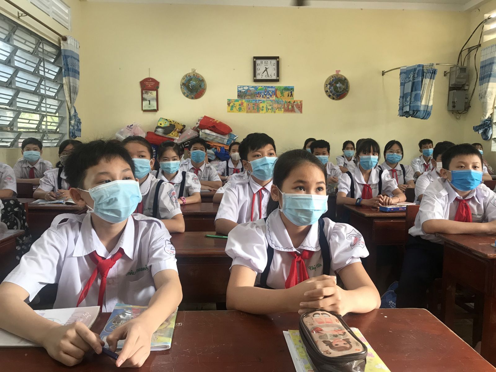 Học sinh học trong mùa dịch Học sinh đi học trở lại sau thời gian tạm nghỉ