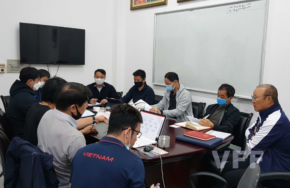 HLV Park Hang Seo họp bàn với trợ lý, gửi lời thỉnh cầu tới VFF