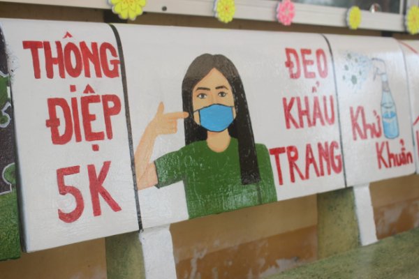 Khuyến cáo của Bộ Y tế được vẽ trên ghế đá, góp phần đẩy mạnh công tác tuyên truyền về phòng, chống dịch bệnh Covid-19 trong trường học