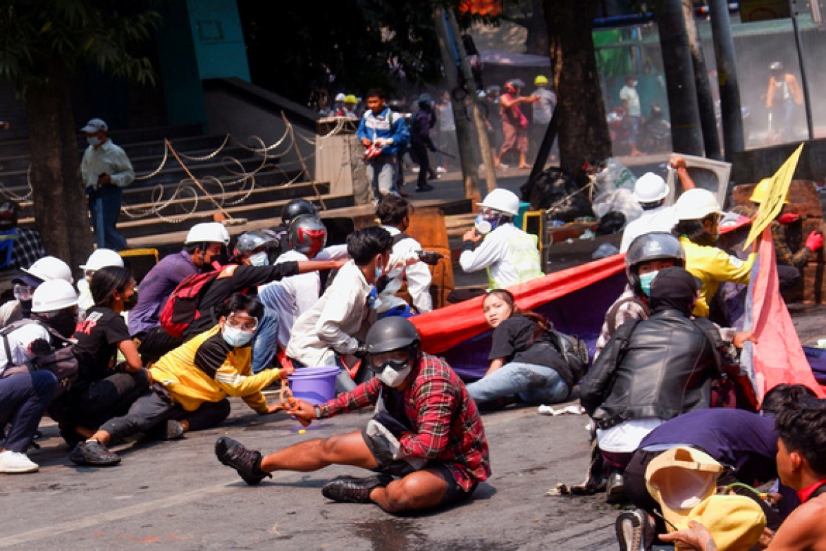 Người biểu tình nằm sát xuống đất sau khi cảnh sát xả súng vào giải tán đám đông tại thành phố Mandalay, Myanmar ngày 3/3. Ảnh: Reuters.