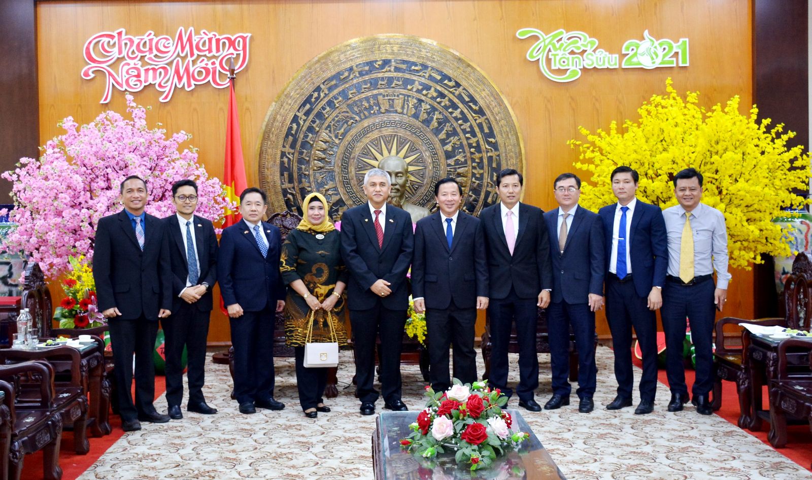 Consulate General of Indonesia says farewell to leaders of Long An province The delegation of the Indonesian Consulate took souvenir photos with the leaders of Long An province