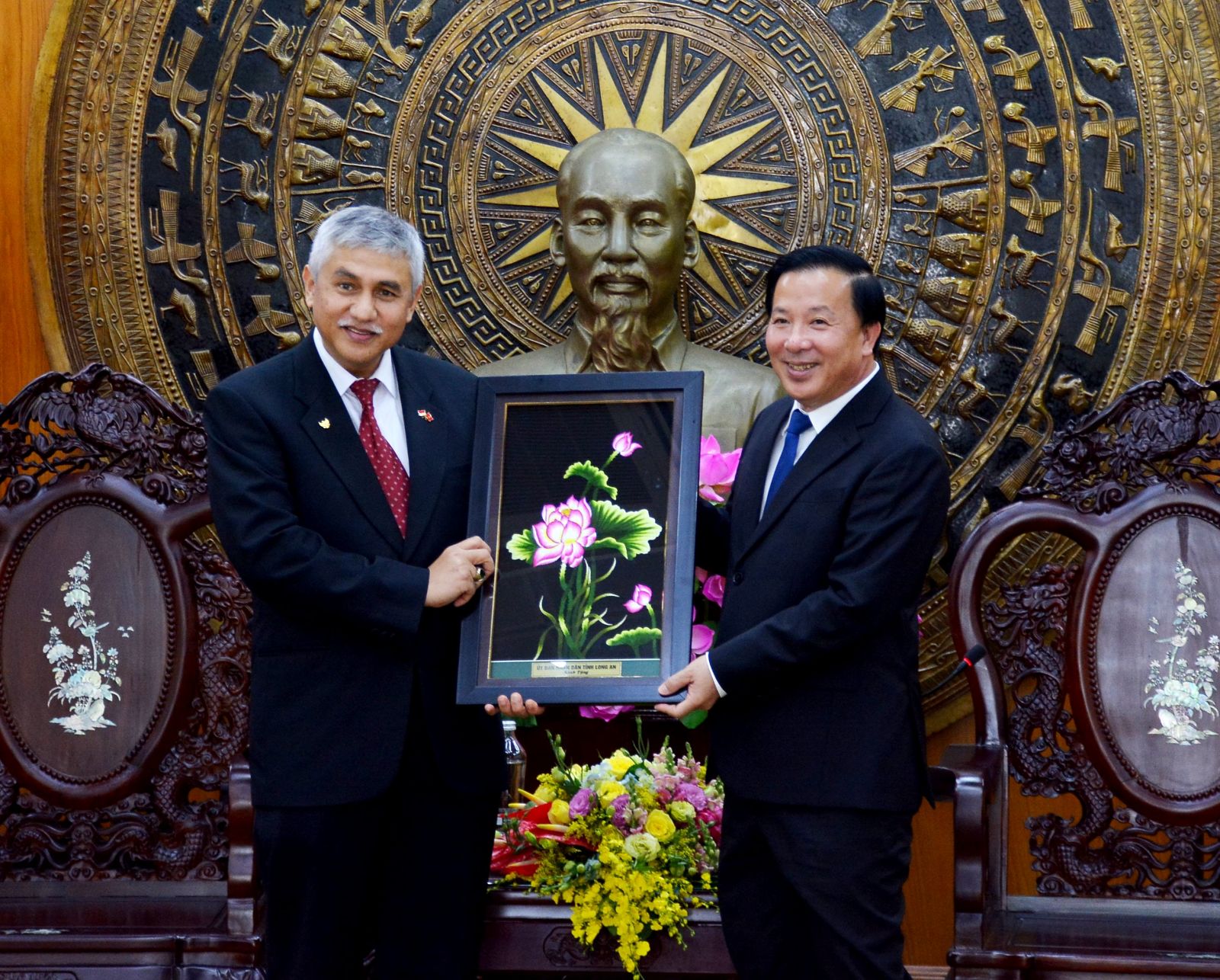 Consulate General of Indonesia says farewell to leaders of Long An province Chairman of the Provincial People's Committee - Nguyen Van Ut (R) presents a souvenir to Mr. Hanif Salim