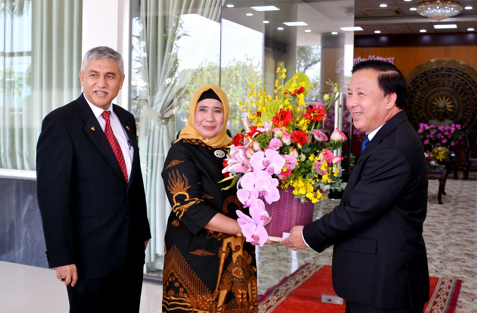 Consulate General of Indonesia says farewell to leaders of Long An province Chairman of the Provincial People's Committee - Nguyen Van Ut presents flowers to the wife of the Indonesian Consulate on the occasion of International Women's Day