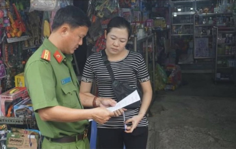 Công an huyện Bến Lức đẩy mạnh tuyên truyền, đến từng hộ kinh doanh cho ký cam kết về pháo trong dịp Tết Nguyên đán Tân Sửu 2021 vừa qua