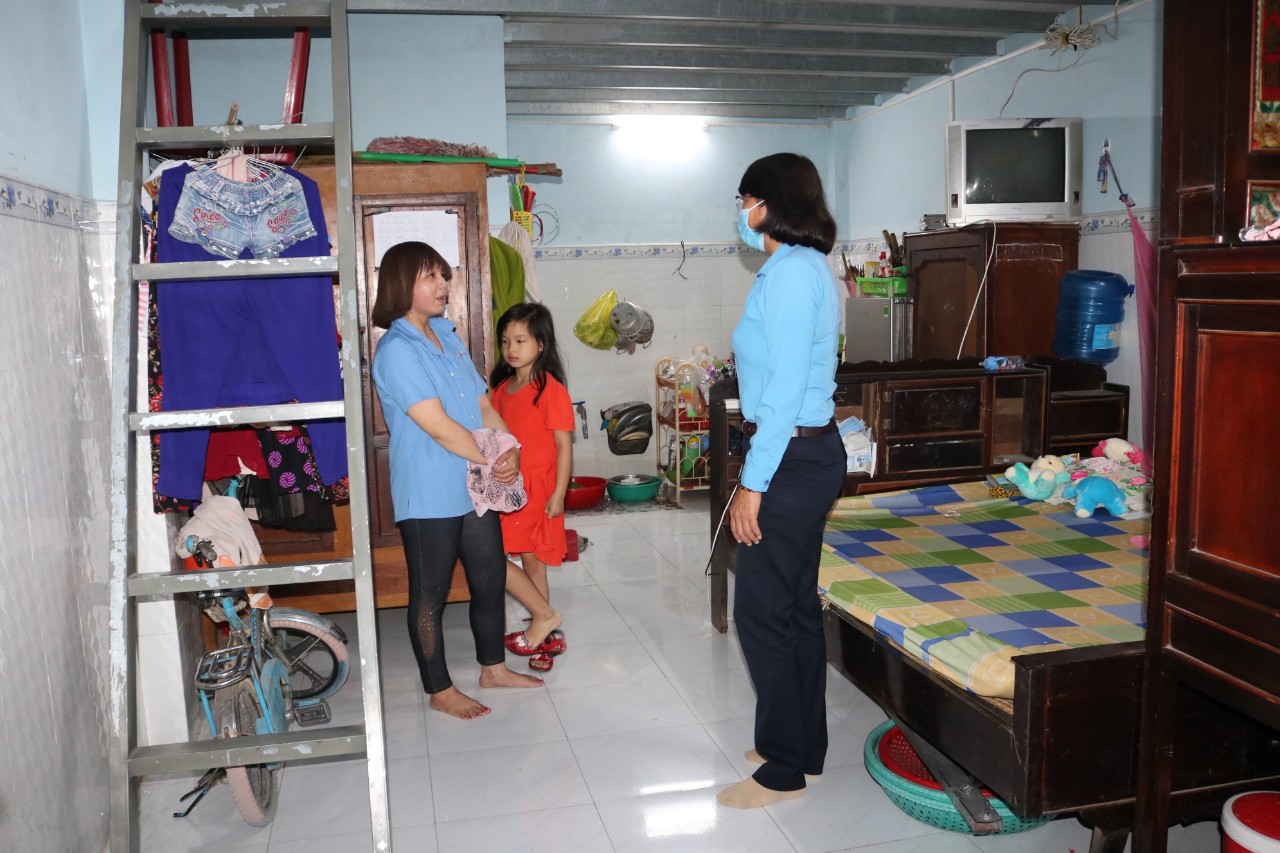 Phó Chủ tịch Liên đoàn Lao động tỉnh - Lê Thị Thu Cúc đến thăm hỏi công nhân, lao động trong khu nhà trọ