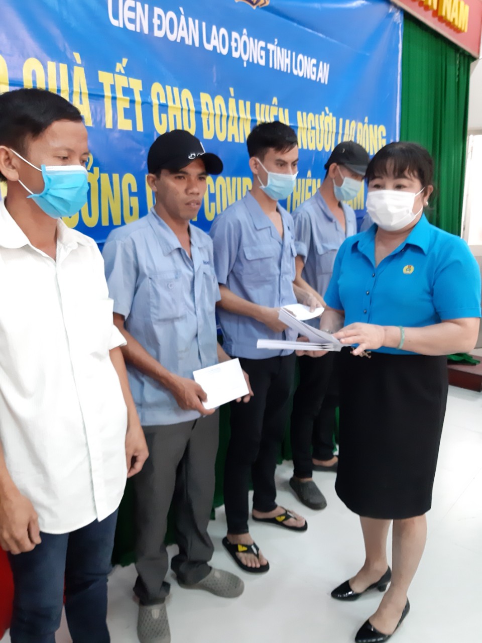 Chủ tịch Công đoàn Các khu công nghiệp tỉnh - Bùi Thị Ngọc Trang tặng quà tết cho công nhân, lao động nghèo