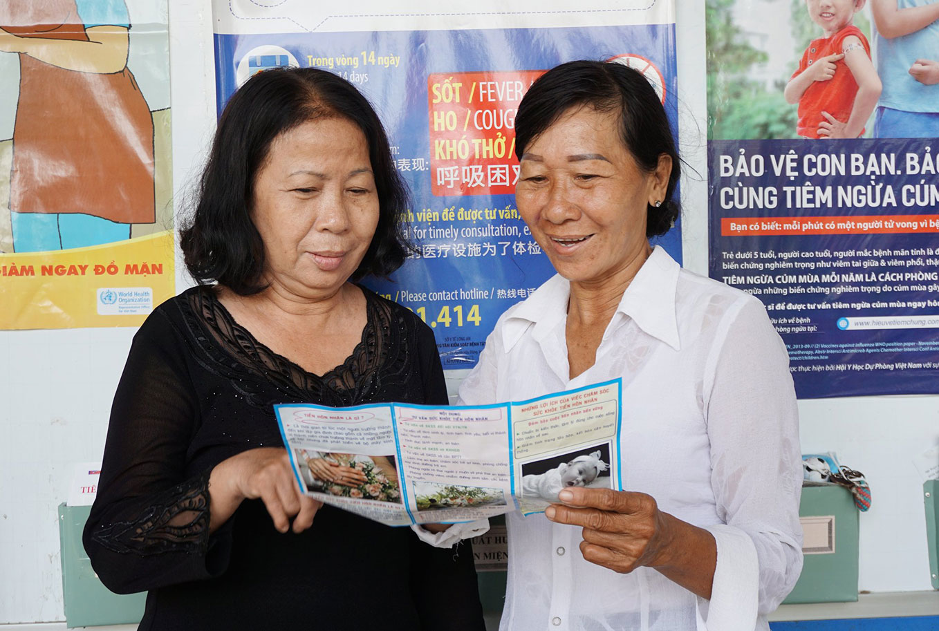 Hơn 24 năm làm công tác dân số, chị Ngô Thị Bạch Tuyết (bên phải) luôn hết mình với công việc được giao