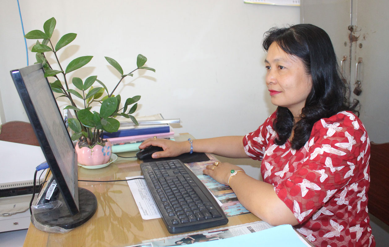 Chị Nguyễn Thị Ngọc Hạnh luôn cống hiến hết mình vì công việc và hoàn thành tốt nhiệm vụ được giao