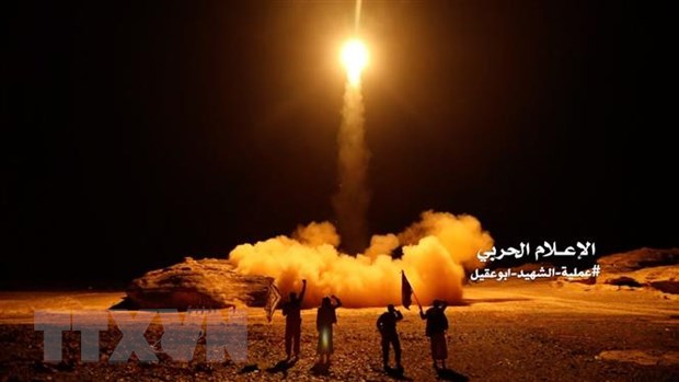 Một vụ phóng tên lửa do phiến quân Houthi tiến hành. (Ảnh minh họa. AFP/TTXVN)