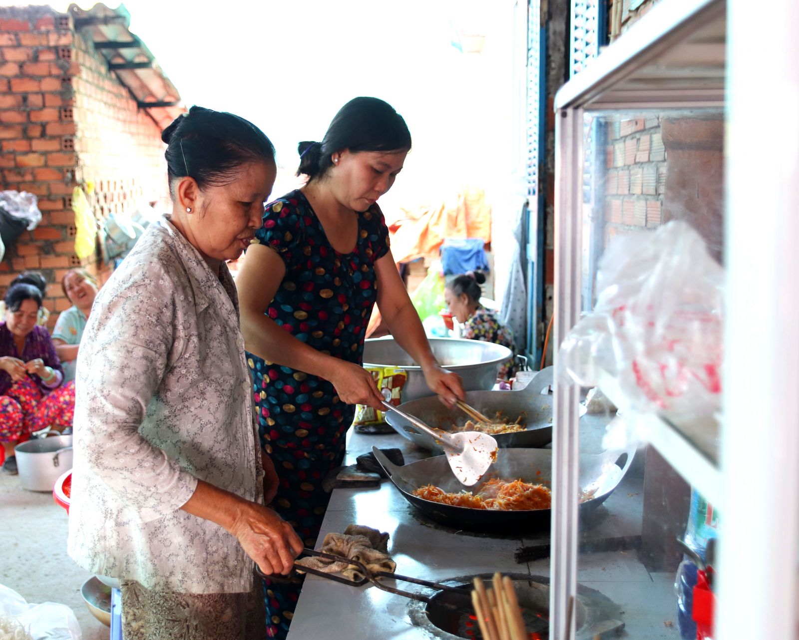 Ngoài việc nội trợ, giờ đây, niềm vui của bà Trần Thị Gạo (70 tuổi), ngụ ấp 1, xã Bình Tâm, là hàng tháng được quây quần cùng chị em chuẩn bị những suất ăn sáng miễn phí