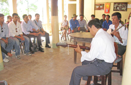 Nhớ vị hậu tổ của nghệ thuật đờn ca tài tử Nam bộ Đình Vạn Phước - nơi diễn ra các hội thi đờn ca tài tử Nam bộ, qua đó góp phần gìn giữ, phát huy loại hình nghệ thuật truyền thống