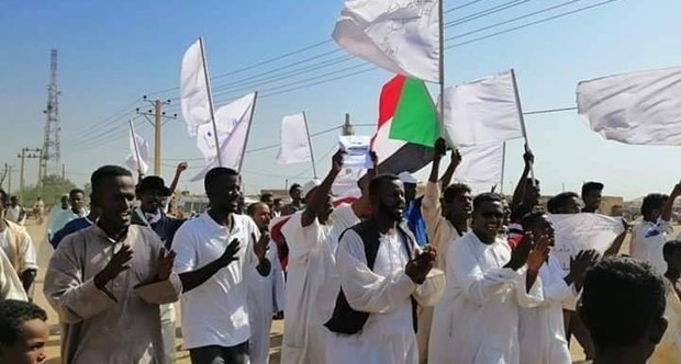 Vietnam calls for stronger efforts to protect civilians in Sudan People march on a street in Kassala city of Sudan (Photo: dabangasudan.org)