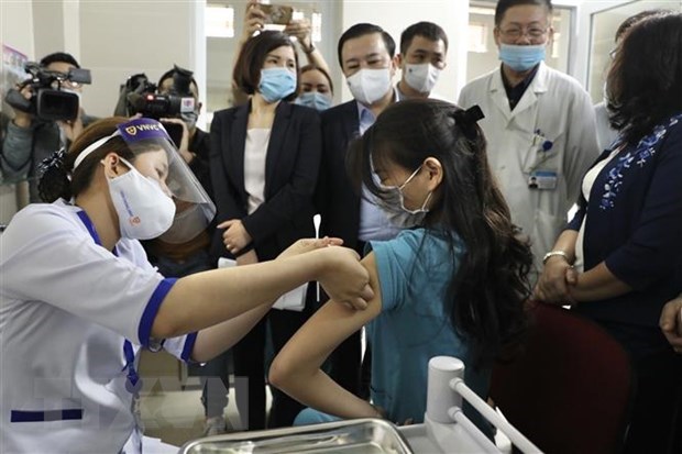 Giving a COVID-19 shot to a woman at Thanh Nhan Hospital in Hanoi (Photo: VNA)