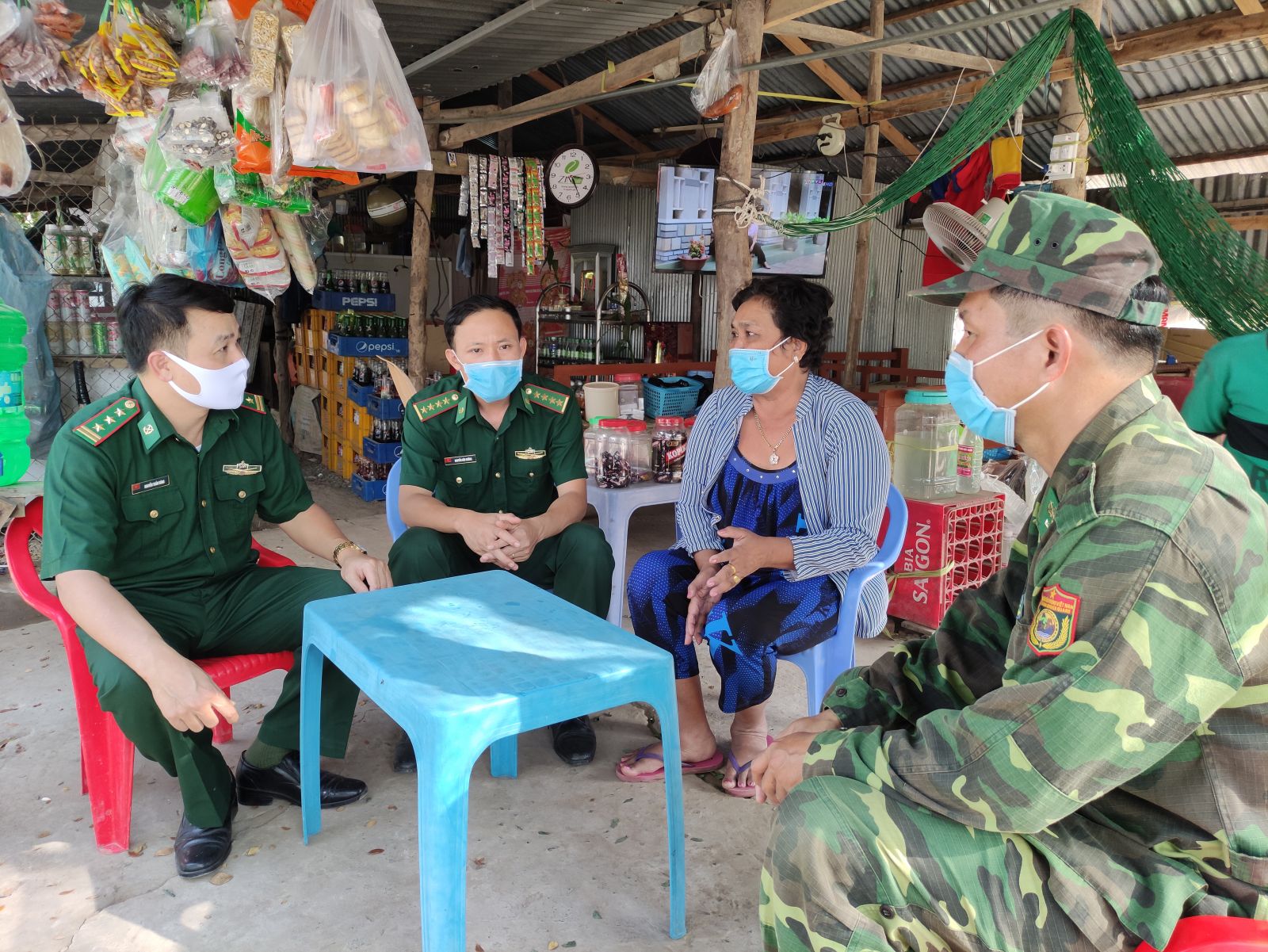 Bộ đội biên phòng tuyên truyền, vận động người dân thực hiện các biện pháp phòng, chống dịch Covid-19