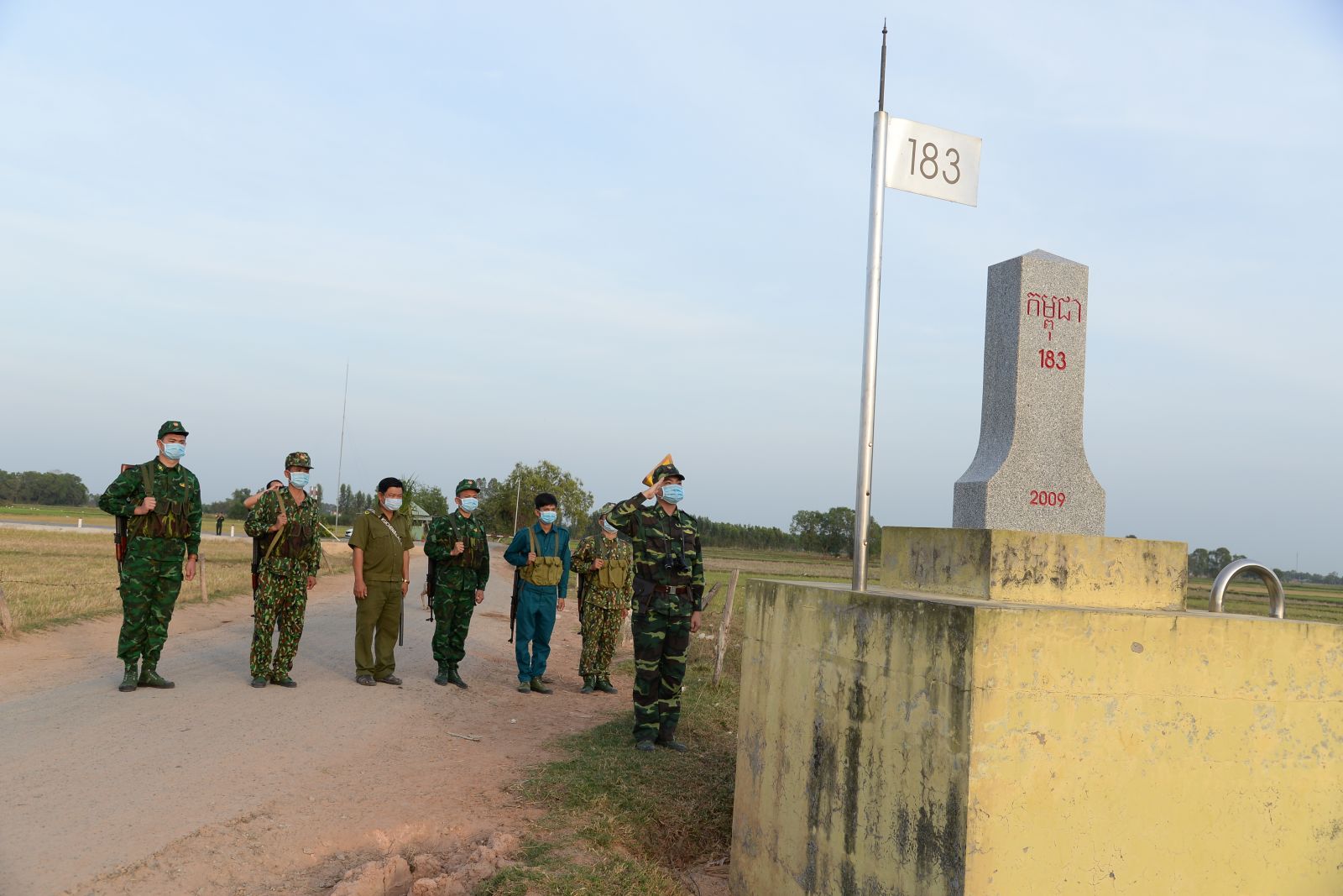 Bên cạnh nhiệm vụ bảo vệ chủ quyền, an ninh biên giới quốc gia, lực lượng bộ đội biên phòng còn tăng cường công tác phòng, chống dịch Covid-19