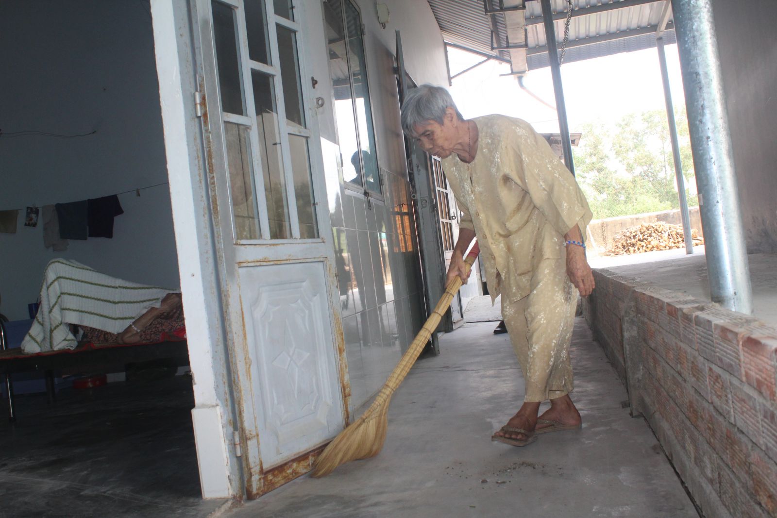 Các cụ già còn khỏe chủ động hỗ trợ mái ấm dọn dẹp vệ sinh, nấu ăn và chăm sóc các cụ già yếu hơn