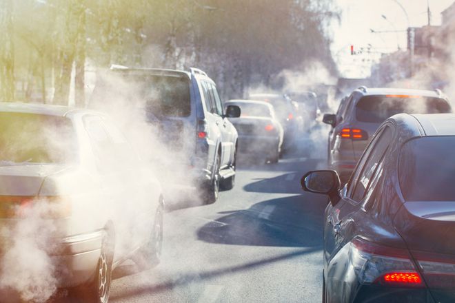 Nghiên cứu đã chỉ ra rằng, người sống ở khu vực có nồng độ khí NO cao - chủ yếu do ô tô và các phương tiện giao thông thải ra, có nguy cơ phát triển ung thư phổi cao hơn khoảng 33%. Ảnh: SHUTTERSTOCK