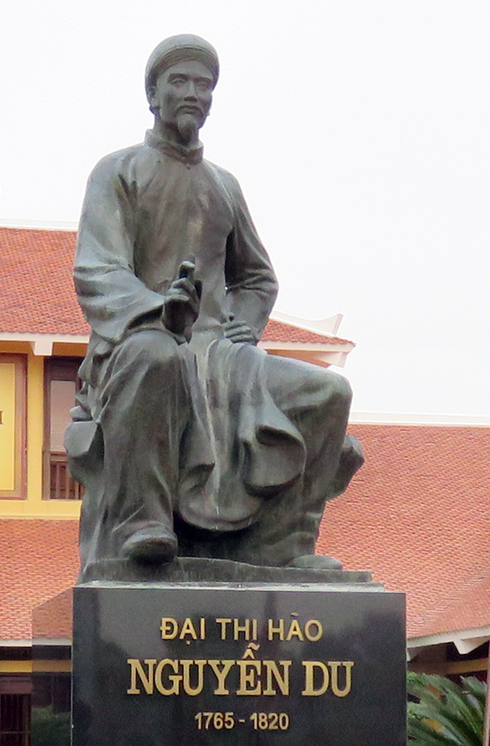 Tượng Đại thi hào Nguyễn Du tại khu lưu niệm ở quê hương của ông (Nghi Xuân, Hà Tĩnh)
