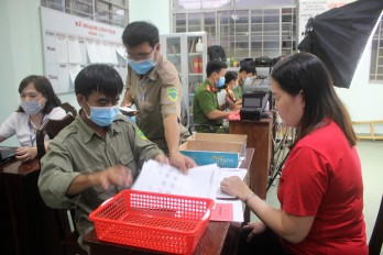 Công an huyện Cần Đước: Làm hết việc chứ không hết giờ để cấp căn cước công dân