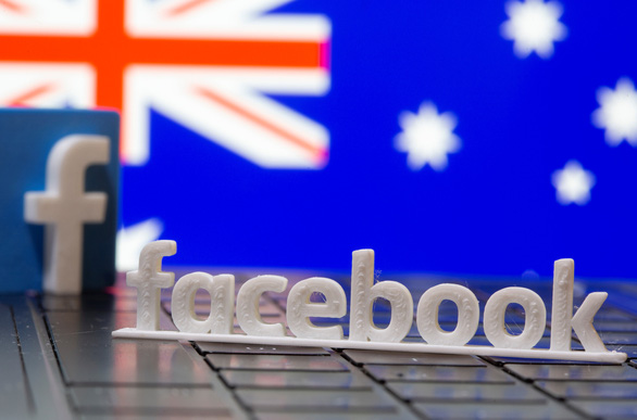 Một biểu tượng Facebook in 3D ở phía trước quốc kỳ nước Úc trong bức hình minh họa ngày 18/2/2021 - Ảnh: REUTERS