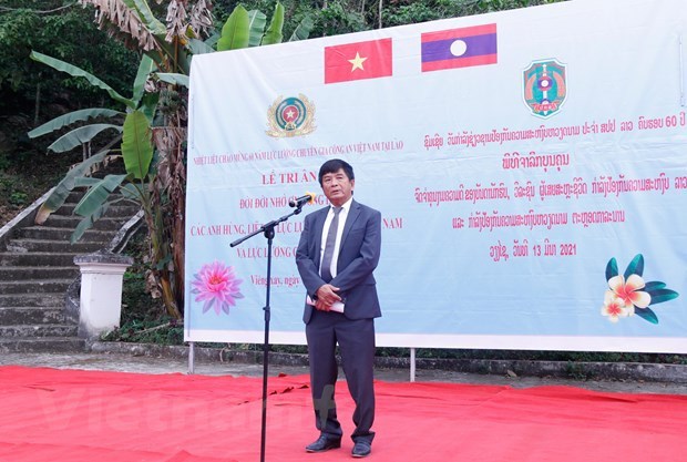Vietnam, Laos pay tribute to fallen soldiers of public security forces Head of the Vietnamese Ministry of Public Security’s representative agency in Laos Major General Hoang Quang Huong speaks at the event (Photo: VNA)