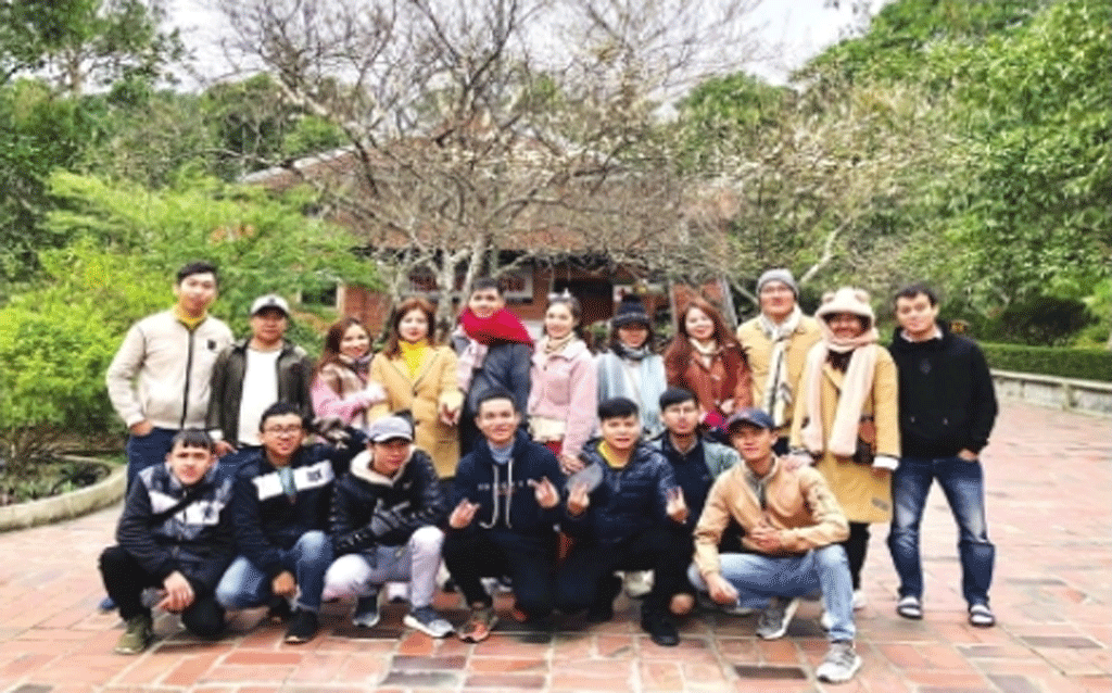 Phía sau những chuyến du lịch miễn phí Đằng sau những chuyến du lịch miễn phí là bao nỗi nhọc nhằn, sự đánh đổi